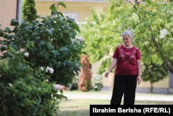 Hamide Gashi pranë trëndafilit ku u vra djali i saj, Votimi 7 vjeç.