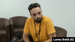 Liviu Romanescu este actor și unul dintre fondatorii companiei de teatru Vanner Collective. Din 2021 a devenit directorul festivalului Ideo Ideis.