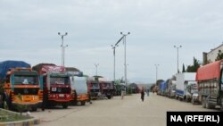 د غلام خان لارې بندېدو له وجې د ډېورنډ کرښې هغې خوا ته په خوست کې له بندر سره نېږدې یوشمېر لارۍ ولاړې دي - انځور له ارشیفه. 