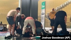 تصویر در هنگامی که سلمان رشدی هدف حمله قرار گرفت و به زمین افتاده است