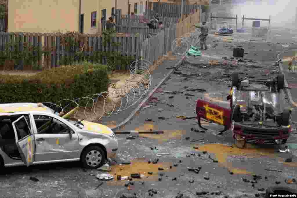Rekrutët ukrainas praktikojnë pastrimin e shtëpive mes zhurmës së armëve dhe tymit të bombave në një fshat të simuluar, ku ushtarët britanikë ishin trajnuar më parë për operacione në Irlandën e Veriut.
