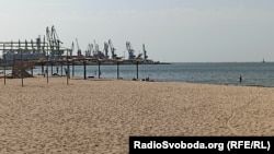 Бердянск, пляж на побережье Азовского моря, вид на порт, август 2022 года