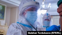 Пандемия шартында иштеп жаткан дарыгер. Кыргызстан. 2020-жыл. (архив)