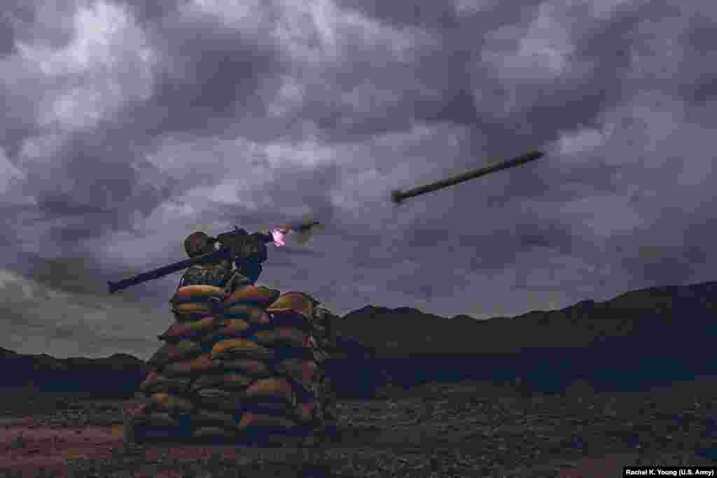 SUA a promis că va livra încă 800 de sisteme antiaeriene Stinger, pe lângă cele peste 600 deja promise. FIM-92 Stinger este un &bdquo;sistem de apărare aeriană portabil pentru om&rdquo; &ndash; sau Manpads &ndash; care este folosit de obicei de trupele terestre, dar poate fi folosit și din elicoptere, scrie The Guardian.