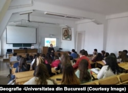 Porfesorul Vasile Popa le predă studenților care se pregătesc la Geografie noțiuni despre schimbările climatice.