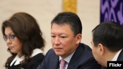 Dariga Nazarbaýewa (çepde), Gazagystanyň öňki prezidentiniň gyzy hem-de Timur Kulibaýew, eks-prezidentiň giýewi – Britaniýanyň parlamentinde korrupsiýa garşy sanksiýa girizmek meselesinde, olaryň we beýleki maşgala agzalarynyň atlary geçýär.