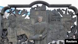 Тәуелсіздік ескерткішіндегі бұрынғы президент Нұрсұлтан Назарбаевтың бейнесіне наразылар балшық жағып тастады. Алматы, 11 қаңтар 2022  ж.