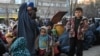 ارشیف: په کابل کې وچې ډوډۍ ته منتظرې مېرمنې او ماشومان