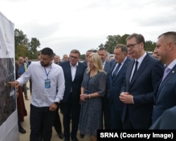 Predsednik Srbije Aleksandar Vučić (drugi s desna), član Predsedništva BiH Milorad Dodik (sredina) i predsednica bh. entiteta Republika Srpska Željka Cvijanović na svečanosti otvaranja dionice auto puta od Bijeljine do granice sa Srbijom, Bijeljina, 15. septembar 2022.godine