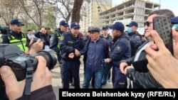 Укук коргоочу Өндүрүш Токтонасыровду милиция кармап жаткан кез. Бишкектеги акциялардын бири. 2-апрель, 2022-жыл.