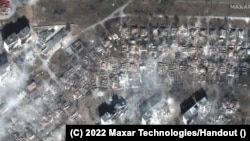 Дым над разбуранымі жылымі кварталамі і дамамі ў паўднёвым украінскім партовым горадзе Марыюпаль, 29 сакавіка 2022. Спадарожнікавы здымак Maxar Technologies