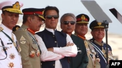 آرشیف- عمران خان سرپرست صدارت پاکستان با شماری از مقام های ملکی و نظامی این کشور