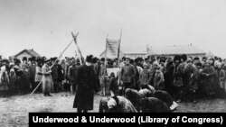 Açlyk pidalary Samara sebitinde ABŞ ýardam gullugynyň resmisiniň öňünde dyz çökýär. 1922 ý.