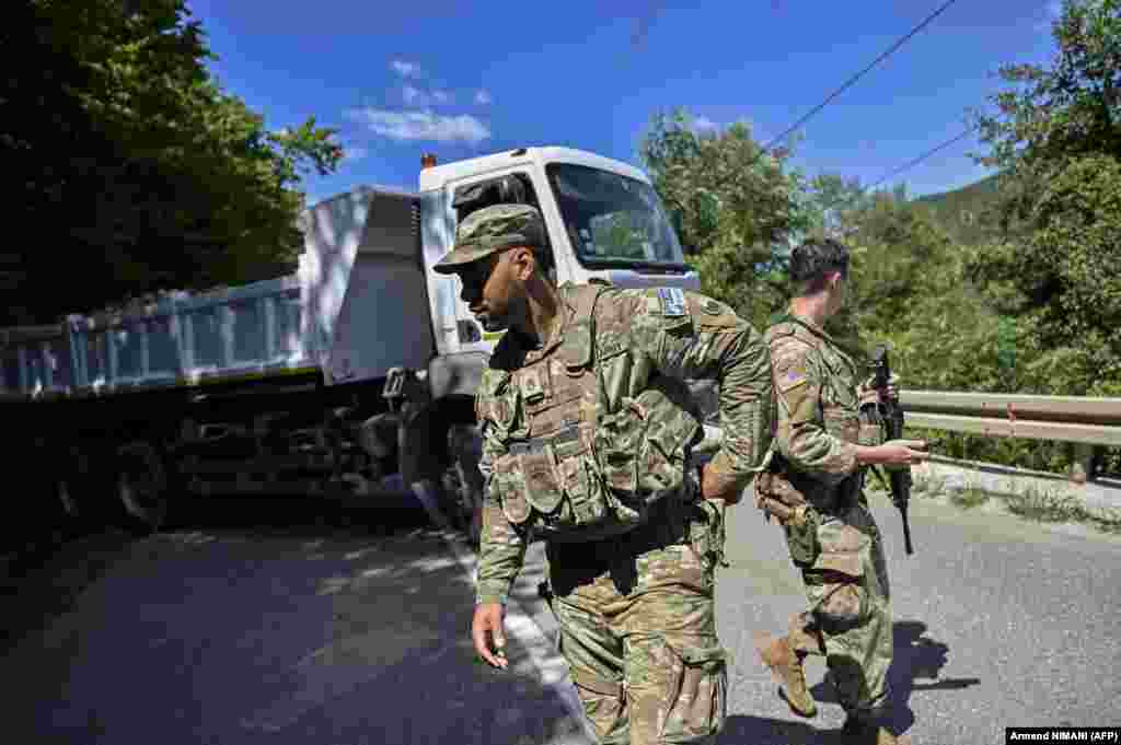 Ushtarët amerikanë të NATO-s duke patrulluar pranë një barrikade rugore afër Zubin Potokut, më 1 gusht.