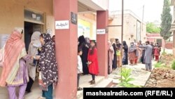 د جولای پر ۱۷مه راولپېنډۍ په کلر سیدان کې یوشمېر ووټران د خپلو رایو اچولو لپاره په قطار کې ولاړ دي. 