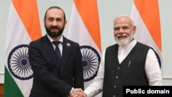 Министр иностранных дел Армении Арарат Мирзоян (слева) и премьер-министр Индии Нарендра Моди