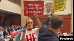 Пратениците од позициите на ВМРО-ДПМНЕ свират со вувузели за време на делото на премиерот Димитар Ковачевски во Собранието на седницата за францускиот предлог.