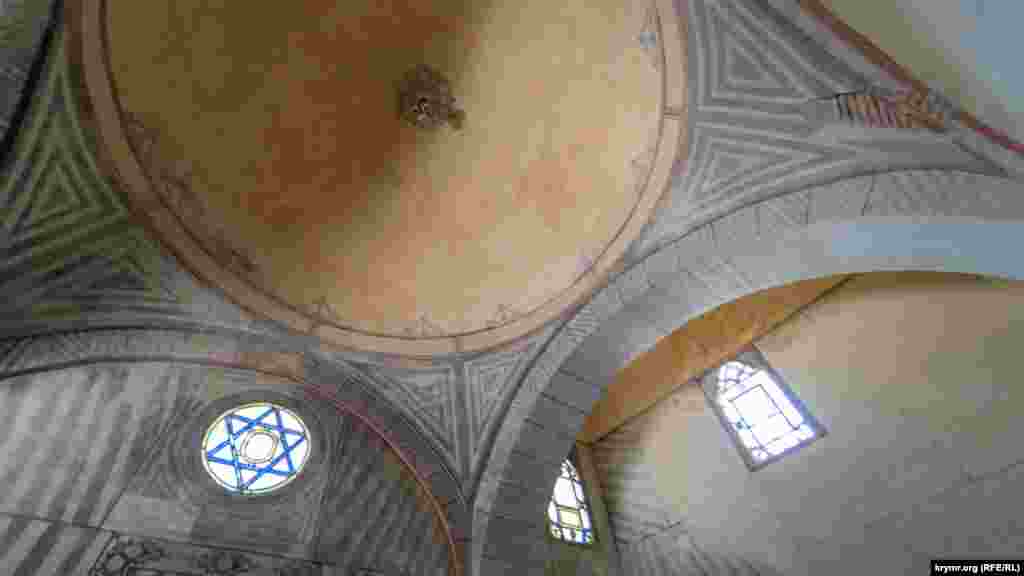 Ханнар мәчете түшәме. XVI гасырда төзелгән бу кечкенә мәчеткә ханнар гаиләләре һәм аларның якыннары йөри торган булган. Заманында Хан сараендагы бөтен биналарның түбәсе яшел таш плитәләр белән ябылган булган. Хәзер андый түбә шушы мәчеттә генә сакланып калган.