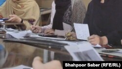 تعدادی از دختران که در هرات نقاشی می کنند 