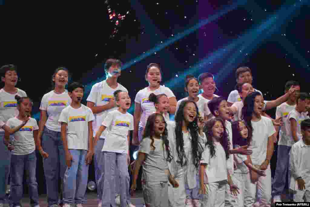 Концертте Майкл Джексонның&nbsp;"We Are the World" әнін орындаған хордағы балалар Украина атрибуттары бар футболға киіп шықты. Полиция мен күзет балаларға тиіспеді.&nbsp;&nbsp; &nbsp;