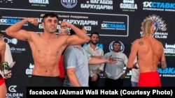 احمد ولی هوتک پس از پیروزی در برابر رقیب روسی خود 