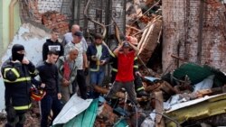 Salvatorii încearcă să scoată cadavrul unei femei dintre dărâmăturile Casei Centrale de Cultură, lovită de rachetele rusești, la Chuhuiv, în regiunea Harkov, Ucraina, 26 iulie.