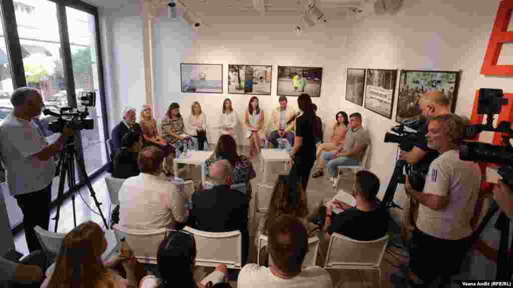 U prostoru gde se održao susret ljudi iz Ukrajine, trenutno je izložena izložba fotografija "Pozdrav iz Ukrajine", koja će trajati do 25. avgusta.&nbsp;