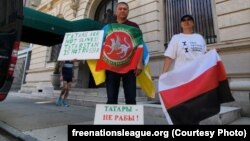 Татар сәяси мөһаҗире Иршат Хәби үзенең эрзя милләтеннән булган көрәштәше белән Русиянең Нью-Йорктагы баш консуллыгы каршында