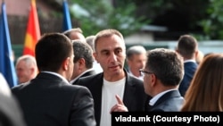 Artan Grubi (në mes), ish-zëvendëskryeministër nga BDI-ja 