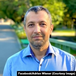 Senatorul Adrian Wiener, medic de profesie, vrea o legislație mai dură împotriva fumatului.