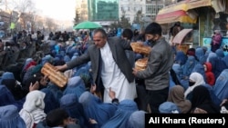 تعدادی از زنان و کودکان فقیر در کابل 