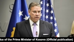 Zëvendësndihmës sekretari amerikan i Shtetit për Evropën dhe Euroazinë, Gabriel Escobar, gjatë një konference për media në Qeverinë e Kosovës në janar të vitit 2022. 
