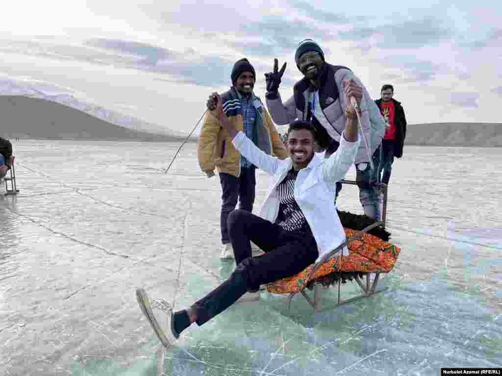 Ара-Көлгө келген чет өлкөлүктөр.