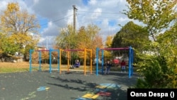 Kirill și prietenii săi se joacă în curtea centrului Raza de Soare.