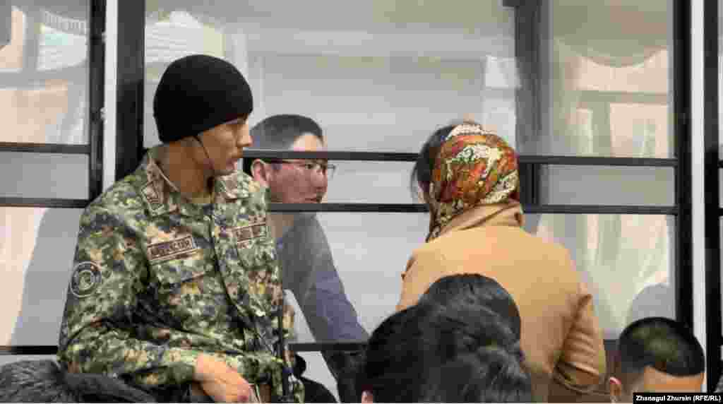 Тергеу ақтөбелік Нұрсұлтан Исаевты "полиция қызметкерлерін жеке көлігімен басып өлтірмек болды", "жаппай тәртіпсіздікке қатысты" деп айыптап отыр. Исаев өзіне тағылған айыппен келіспейді. Ол "оқ атыла бастағанда көлігін алаңнан аулақ жерге әкетпек болғанын, сол кезде көліктің алдыңғы әйнегіне оқ тиіп, рөлге ие бола алмай қалғанын" айтады. Суретте:&nbsp;Нұрсұлтан Исаев (әйнек қоршаудың ішінде) сот залында әйелі Аида Хазеевамен сөйлесіп тұр.