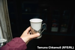 Ceaiul este servit în cești de hârtie puse însă în suporturi tradiționale.