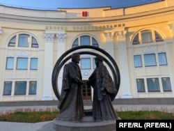 Памятник перед тверским загсом – великий князь Михаил и его супруга Анна Кашинская.