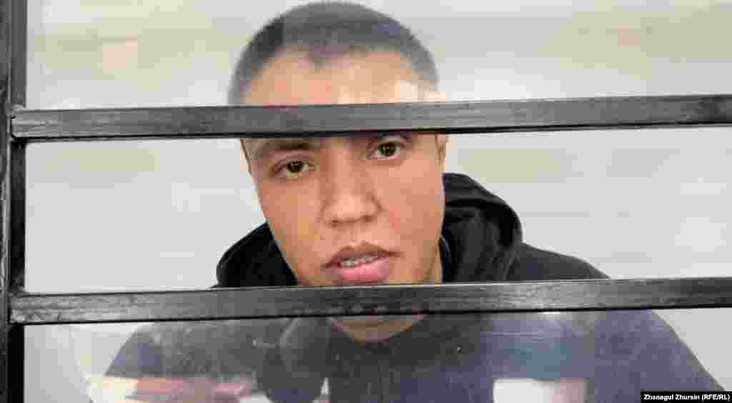 "Алаңда он екі мыңдай адам болды. Жалғыз болған жоқпын. Қару тауып алып, ашулы жұрт бір-біріне қастандық жасамасын деп алып кеттім. Бөтен ойым болған жоқ. Бір аптадан соң қаруды өзім апарып тапсырдым. Тартып алған жоқпын, тауып алдым. Арнаулы қызмет өкілдері мені тергеу изоляторына дейін ұрып-соғып апарды" деді қаңтардан бері абақтыда отырған Нұрбек Мұхит (суретте) сотта.