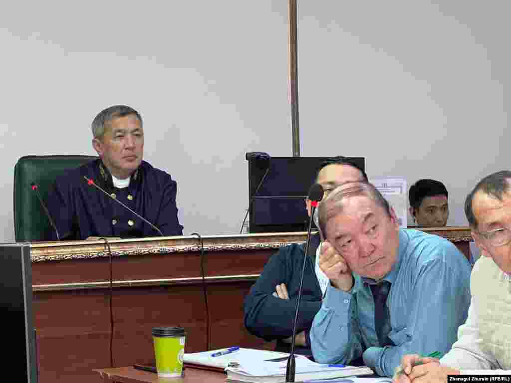 Қаңтар оқиғасынан соң 18 ақтөбелікке Қылмыстық кодекстің "Жаппай тәртіпсіздік", "Билік өкіліне күш көрсету", "Қару-жарақ ұрлау" баптары бойынша айып тағылған.&nbsp;Олардың ісін судья Нұрлан Бақтығалиев (сол жақта) қарап жатыр.