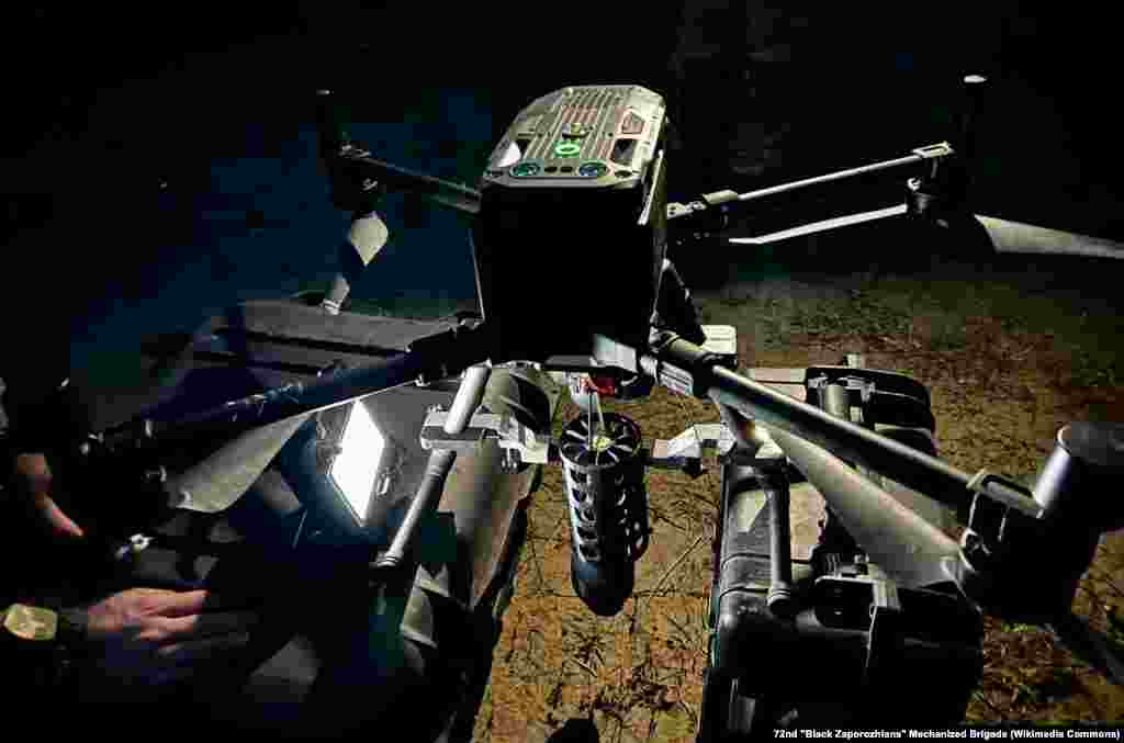 Mnogi na Zapadu vjerovali su da će ruske snage lako pregaziti zemlju kada predsjednik Vladimir Putin napadne Ukrajinu. Umjesto toga, ukrajinski vojnici i civili organizovali su često improvizovan i do sada efikasan otpor protiv agresorskih snaga. Jedna takva improvizacija bila je upotreba bespilotnih letjelica (UAV), obično zvanih dronovi, kao što je ovaj modifikovani DJI Matrice 300. Povezan preko satelita Starlink, omogućuje ukrajinskim artiljerijskim timovima da gađaju ruske položaje ispuštanjem protivtenkovskog streljiva, često u tišini i noću.