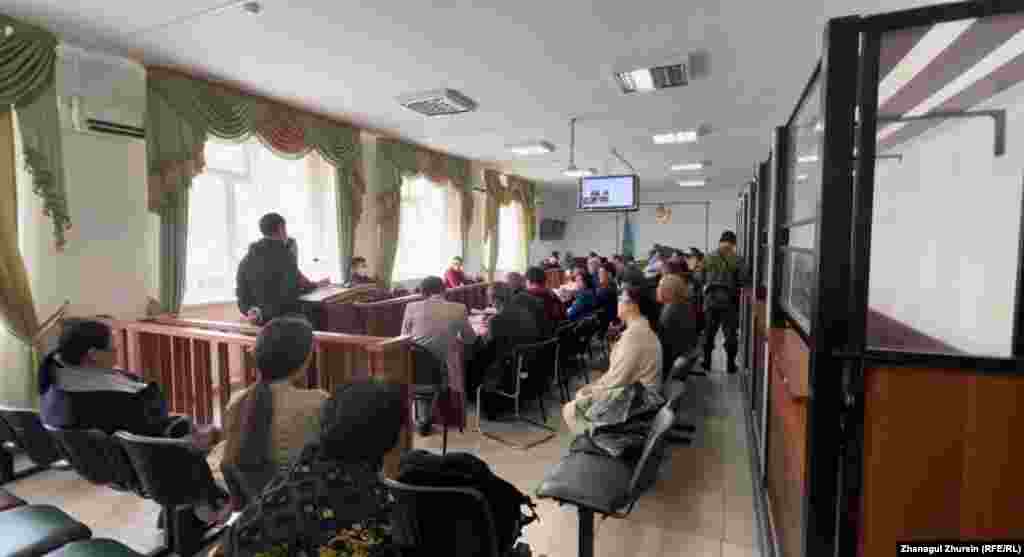 Қаңтар оқиғасы кезінде аяғы күйген учаскелік полиция инспекторы Сәкен Жармағамбетовтің айтуынша, күш құрылымдары демонстранттарды тарату үшін қолданған түтін шашатын арнаулы затты наразылардың бірі полицейлерге кері лақтырған.&nbsp;"Оның жүзін көргенім жоқ. Сотталушылардың да ешқайсын танымаймын" деді полиция өкілі сотта.