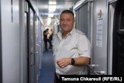 Vasil Tkacenko este unul dintre conductorii de tren de serviciu.
