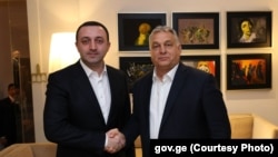 ერთმანეთისთვის "სამაგალითოები": ირაკლი ღარიბაშვილი და ვიქტორ ორბანი ბუდაპეშტში, 2022 წლის 27 ოქტომბერი