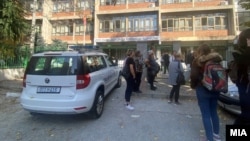 Илсутрација, фотографија од пред средното скопско училишта „Раде Јовчевски Корчагин“, по евакуацијата на учениците и наставниот кадар по лажна дојава за бомба.