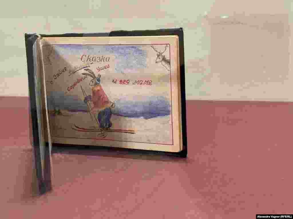 "Biz bu sergini 15 ýyldan bäri taýýarlaýarys &ndash; diýip, serginiň awtory aýdýar. &ndash; Şeýle uzak, sebäbi biz aýal ykbalyny öz üstüne alyp biljek esasy özeni hiç tapyp bilmedik. Sebäbi olar, bir tarapdan, hemmesi meňzeş, ählisi lagerden geçenler, beýleki tarapdan, her ykbal bir adamyň ömri. &ldquo;Memorialyň&rdquo; muzeýinde el işleri örän köp. Sebäbi ol garabagt aýallar diňe özleriniň, öz elleri bilen, özlerinde bar bolan zadyndan, edip biljek zadyny edýärdiler... Olaryň bolsa hiç zady ýokdy. Olarda ýyrtylan aýakgap, esgi bölekleri, nähilidir ýumak sapaklary, dürli-dümen ýüplükler, mata bökeleri bardy. Bu zatlardan ilki bilen öz aladaňy etmek, egin-eşigiňi abatlamak hem geýinmek gerekdi, ikinjiden, haýsydyr bir ýol bilen özüňiň diridigiňi mälim etmelidi&raquo;.