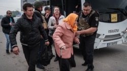 Evacuați din Lîman/estul Ucrainei, unde s-au intensificat bombardamentele. Nod feroviar, „orașul roșu” - celebru pentru clădirile sale industriale din cărămidă roșie - este de așteptat să fie atacat după retragerea forțelor ucrainene. (Foto: Yasuyoshi CHIBA / AFP)