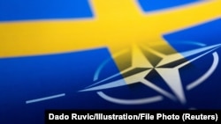 تصویر آرشیف : بیرق سویدن و نشان ناتو 