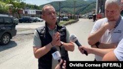 Directorul general al Salrom, Dan Dobrea (în centru) conduce compania de sare din 2022. Presa a scris că el a fost numit de către Florin Spătaru, fost ministru PSD al Economiei, cu care a fost coleg de partid în UNPR.