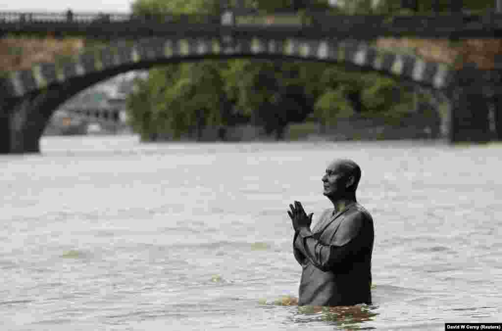 Статуя индийского духовного лидера Шри Чинмоя, установленная рядом с музеем современного искусства, на берегу Влтавы, частично ушла под воду. 