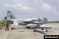 Një Bayraktar TB2 i forcave ukrainase pranë një avioni Su-25. Kjo fotografi është shkrepur në qershor të vitit 2021.